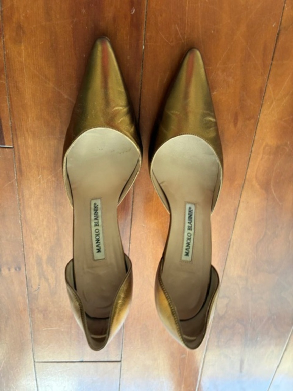 GOLD MANOLO BLAHNIK POINTED TOE D'ORSAY HEALS.  SIZE 37 1/2. MADE IN ITALY.
